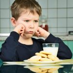 Consejos sobre cómo actuar con un niño que no quiere comer