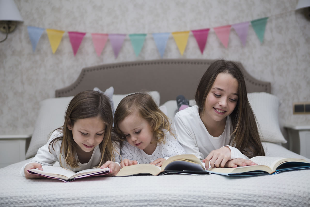 Read sister friends. Про сестру и чтение. Про это с сестрой читать. Сестра читает книгу. Сестра читает уроки.