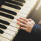 La niña de dos años que sabe leer, escribir y tocar el piano