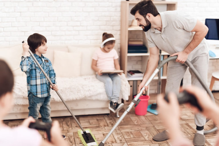 Cómo y por qué involucrar a los NIÑOS en las TAREAS de casa
