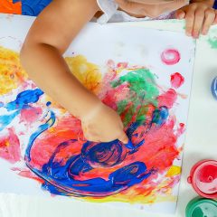 Qué es la pintura de dedos y sus beneficios en niños