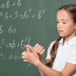 Por qué los niños deberían usar los dedos en clase de matemáticas