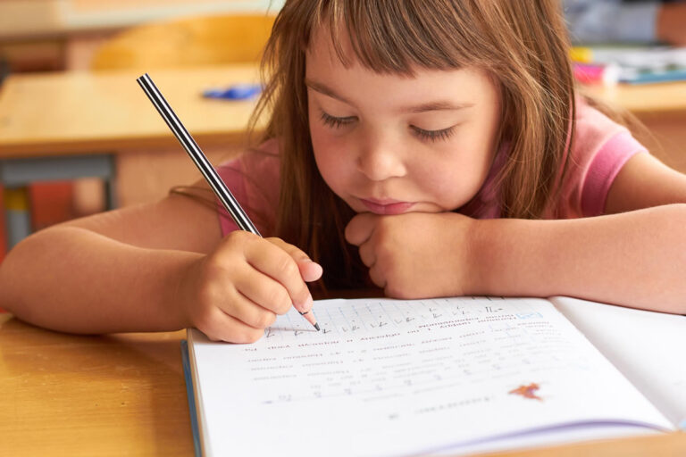 La escritura manual ayuda a desarrollar la inteligencia de los niños