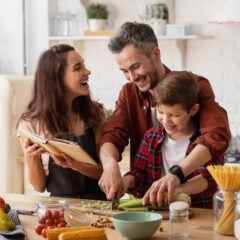 Descubre los beneficios de cocinar juntos en familia