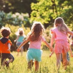 Juegos divertidos para celebrar la llegada del buen tiempo en familia