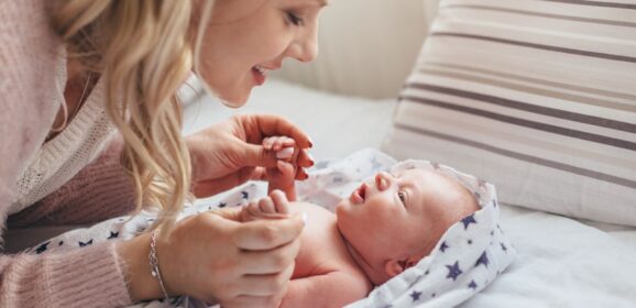 La importancia de la voz de mamá en los primeros meses de un bebé